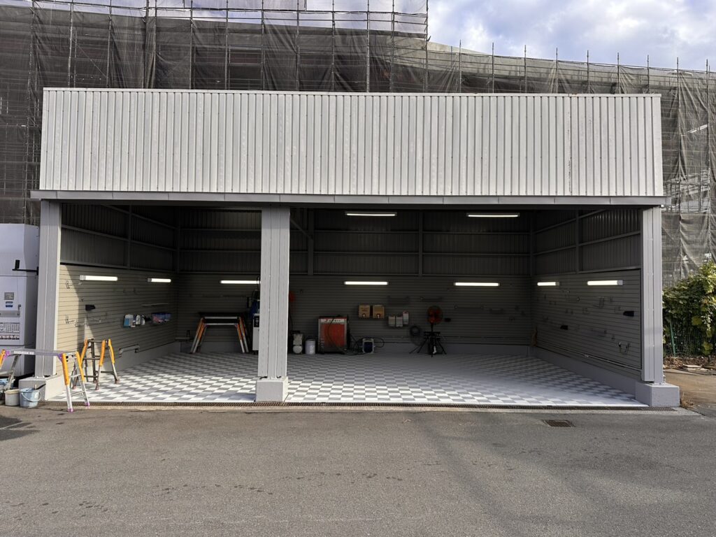 鉄骨造の2連ガレージ ／ パールシルバー×ウェザードグレー