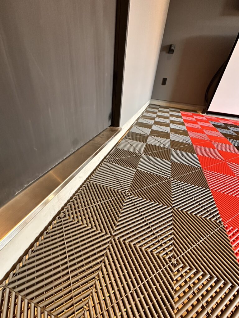 天井収納付きのガレージ ／ Swisstrax×MKE Slatwall×Ceiling Sam
