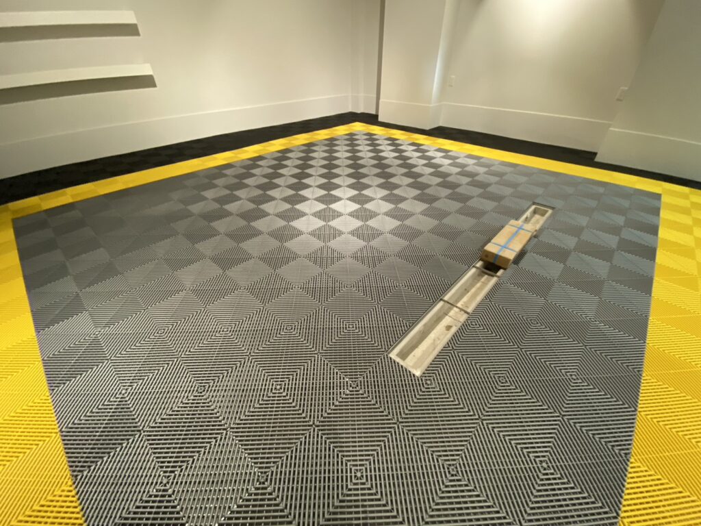 白を基調としたインナーガレージ ／ スレートグレー×シトラスイエロー×ジェットブラック