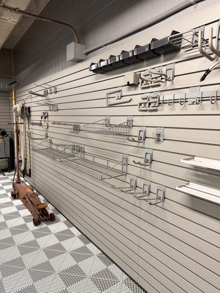 屋内の整備場 ／ パールシルバー×ウェザードグレー