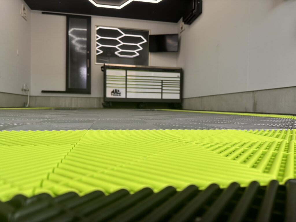 六角照明のガレージ ／ パールグレー×ジェットブラック×テクノグリーン