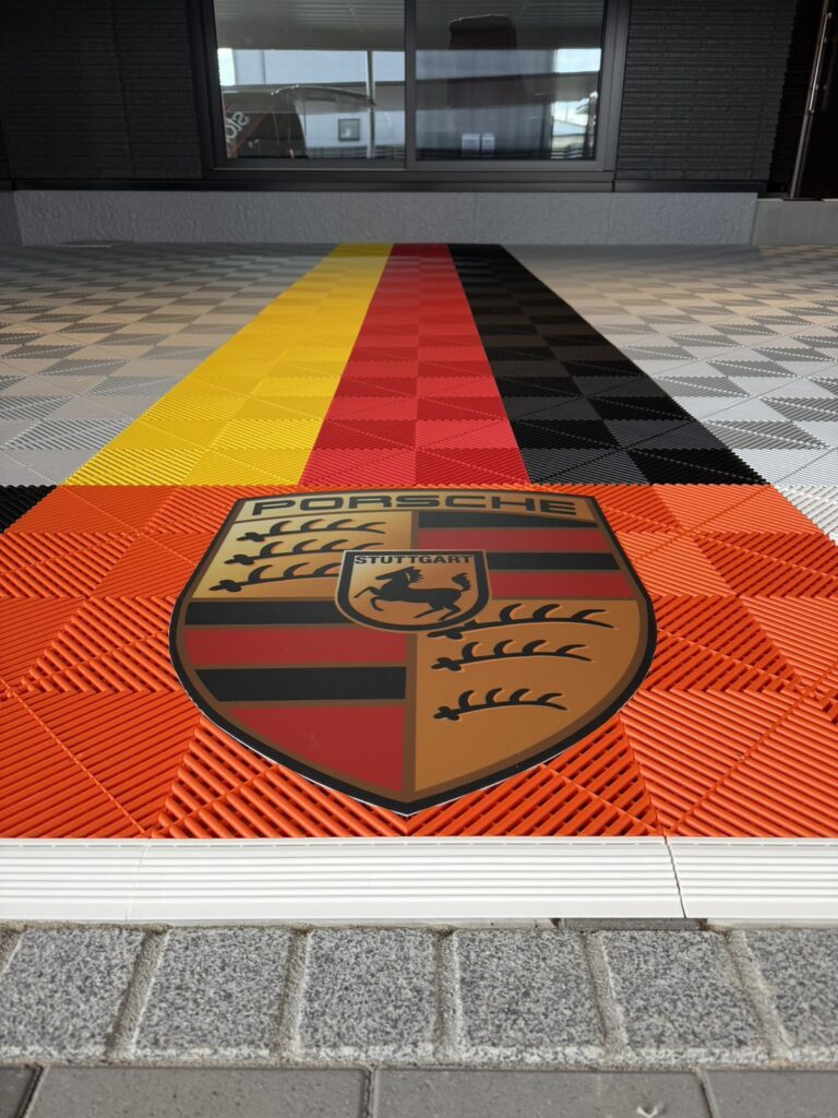 大空間のガレージ ／ 6色＋Porsche Logotrax
