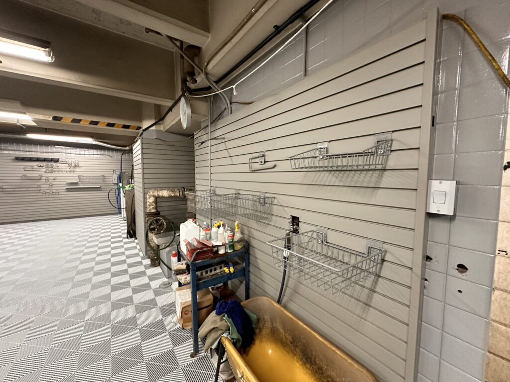 屋内の整備場 ／ パールシルバー×ウェザードグレー