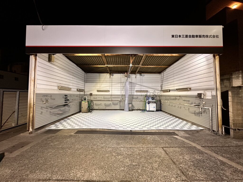 洗車・整備スペース ／ パールシルバー×ウェザードグレー