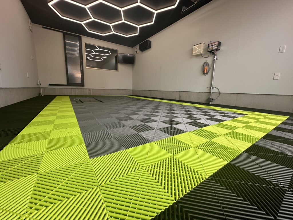 六角照明のガレージ ／ パールグレー×ジェットブラック×テクノグリーン
