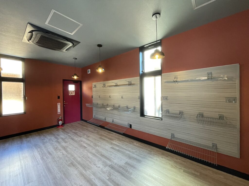 店舗の壁面ディスプレイ ／ バーンウッド