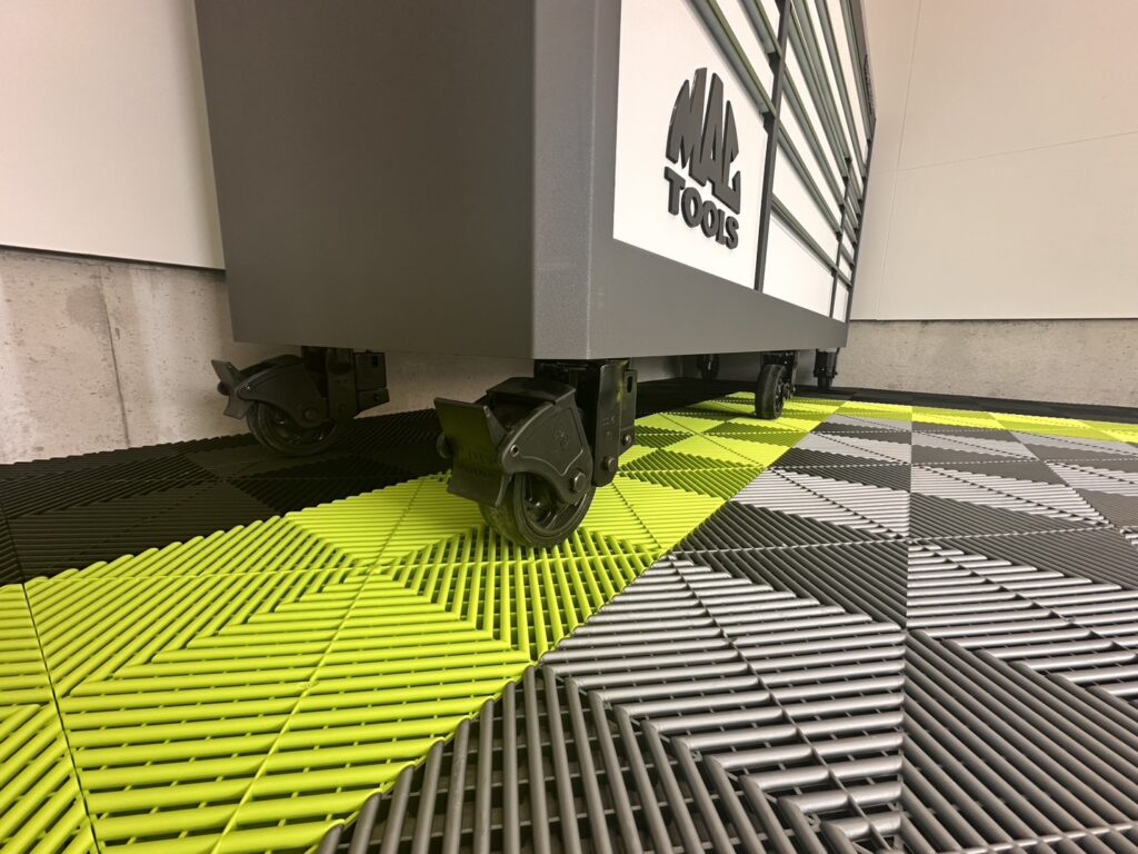 六角照明のガレージ ／ パールグレー×ジェットブラック×テクノグリーン