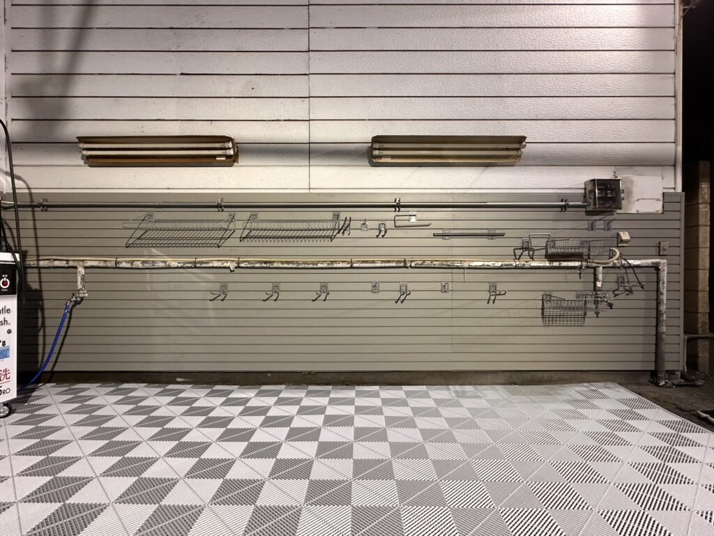 洗車・整備スペース ／ パールシルバー×ウェザードグレー