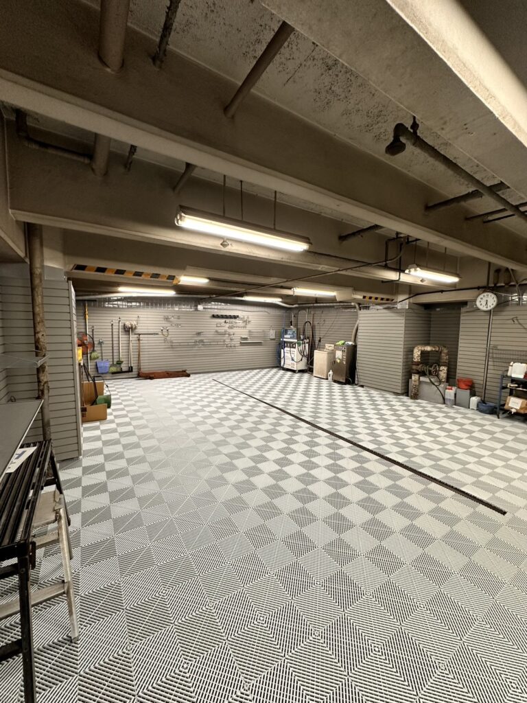 屋内の整備場 ／ パールシルバー×ウェザードグレー