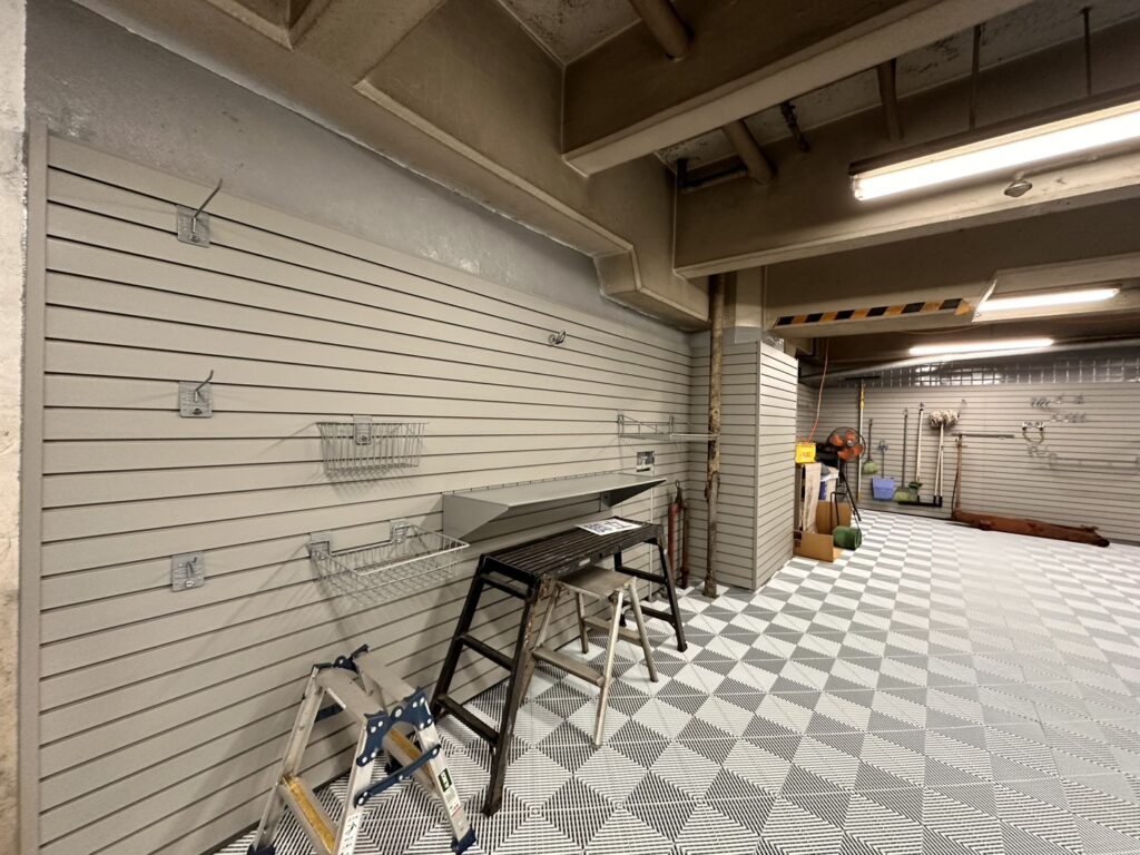屋内の整備場 ／ パールシルバー×ウェザードグレー
