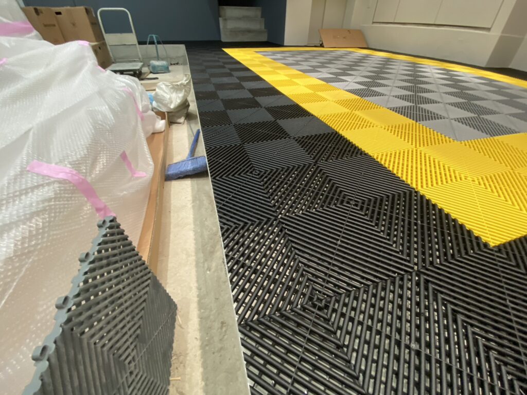 白を基調としたインナーガレージ ／ スレートグレー×シトラスイエロー×ジェットブラック