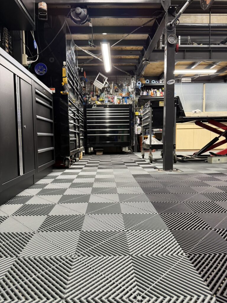 整備工場 ／ ジェットブラック×スレートグレー