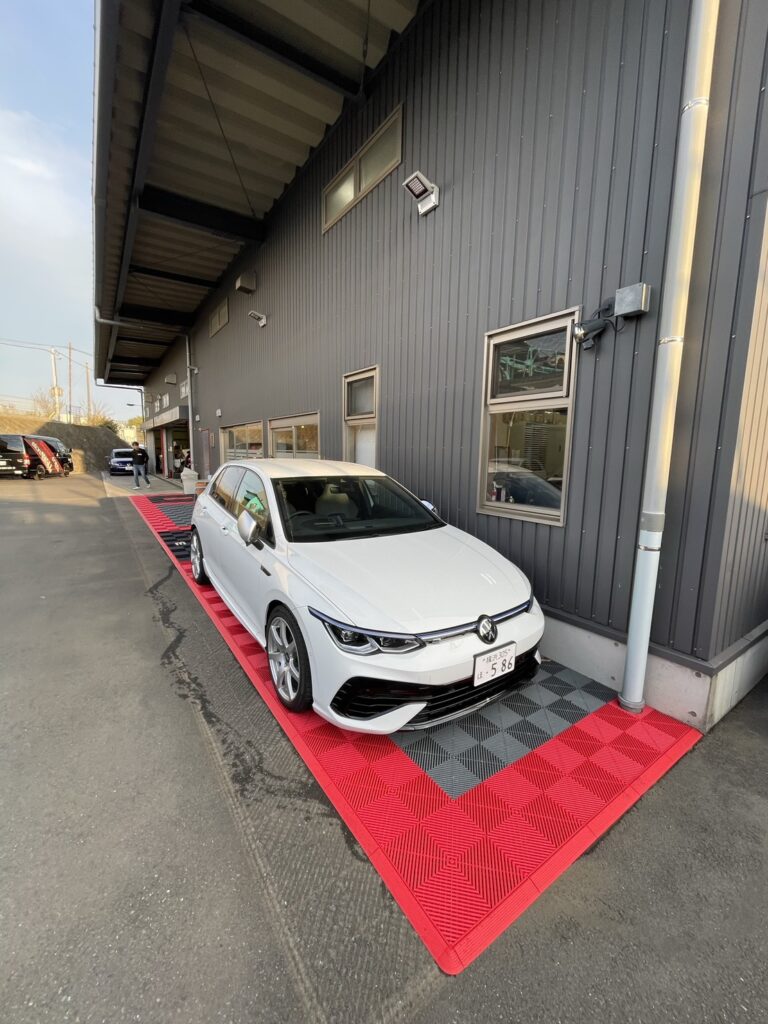 店舗脇の通路・駐車スペース ／ レーシングレッド×スレートグレー×ジェットブラック