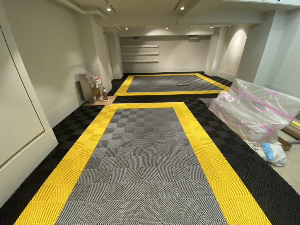 白を基調としたインナーガレージ ／ スレートグレー×シトラスイエロー×ジェットブラック