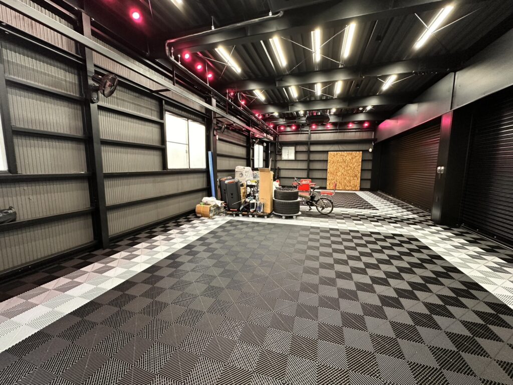 黒基調のガレージ ／ ジェットブラック×パールシルバー×パールグレー