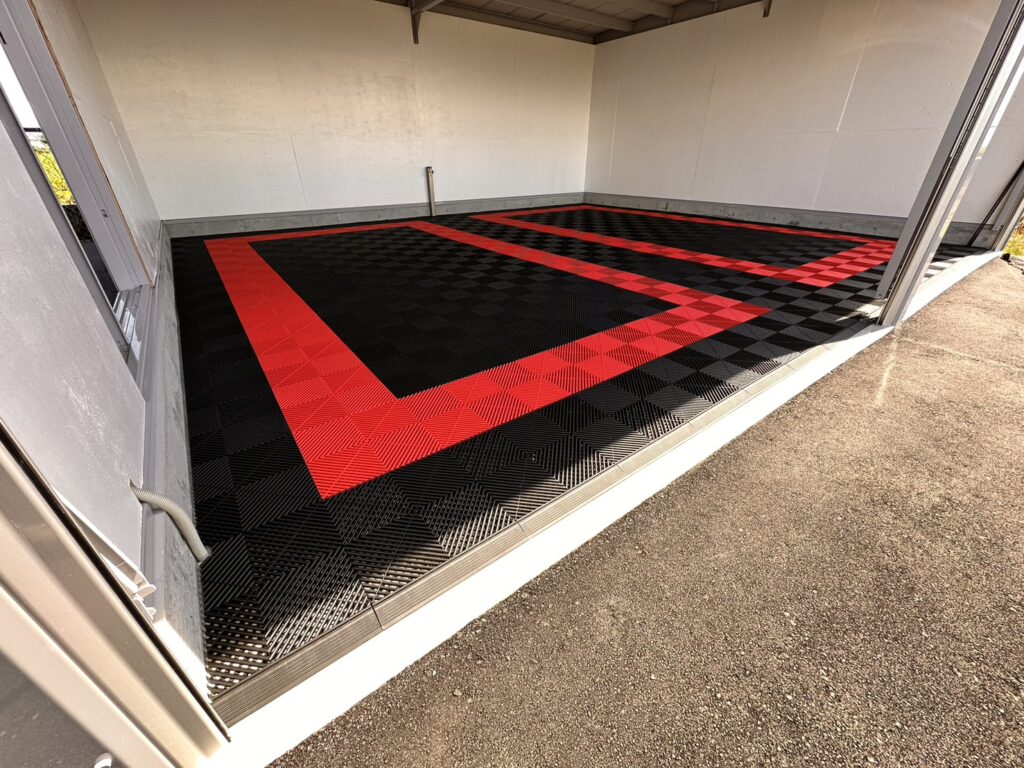 白壁の2台用ガレージ ／ ジェットブラック×レーシングレッド