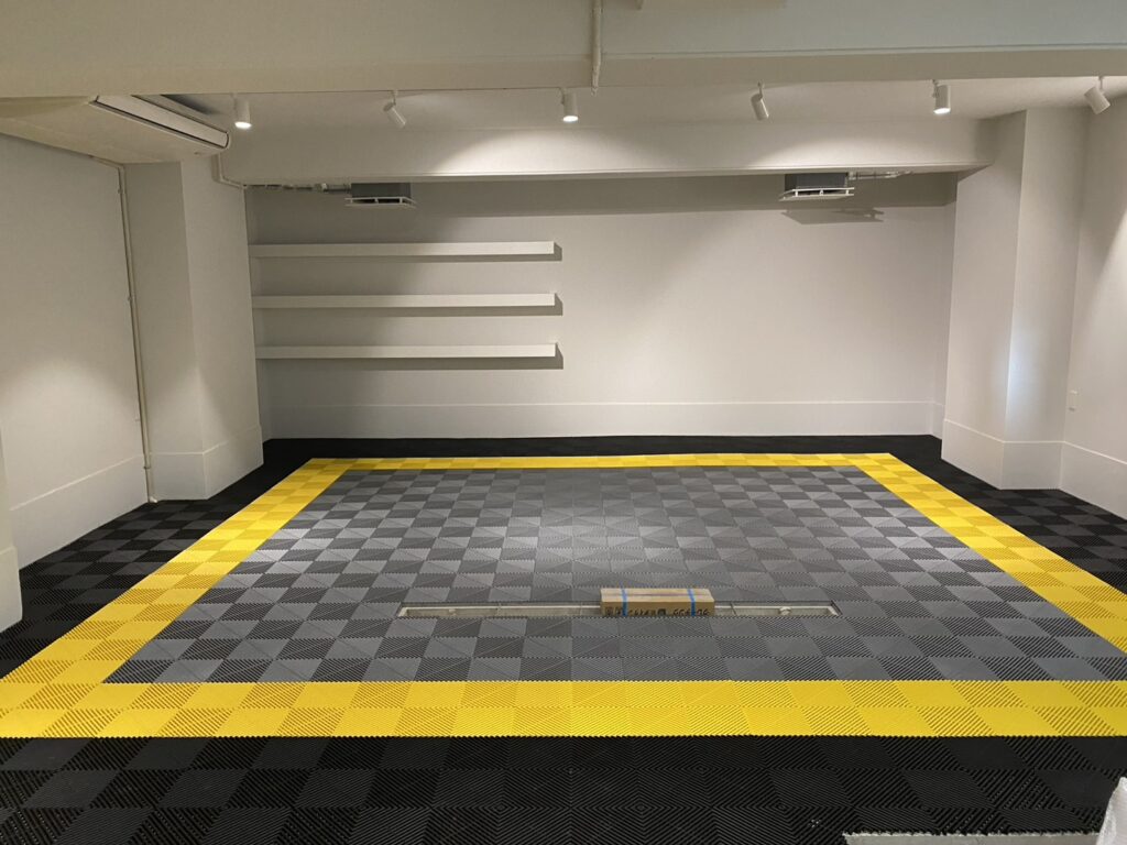 白を基調としたインナーガレージ ／ スレートグレー×シトラスイエロー×ジェットブラック
