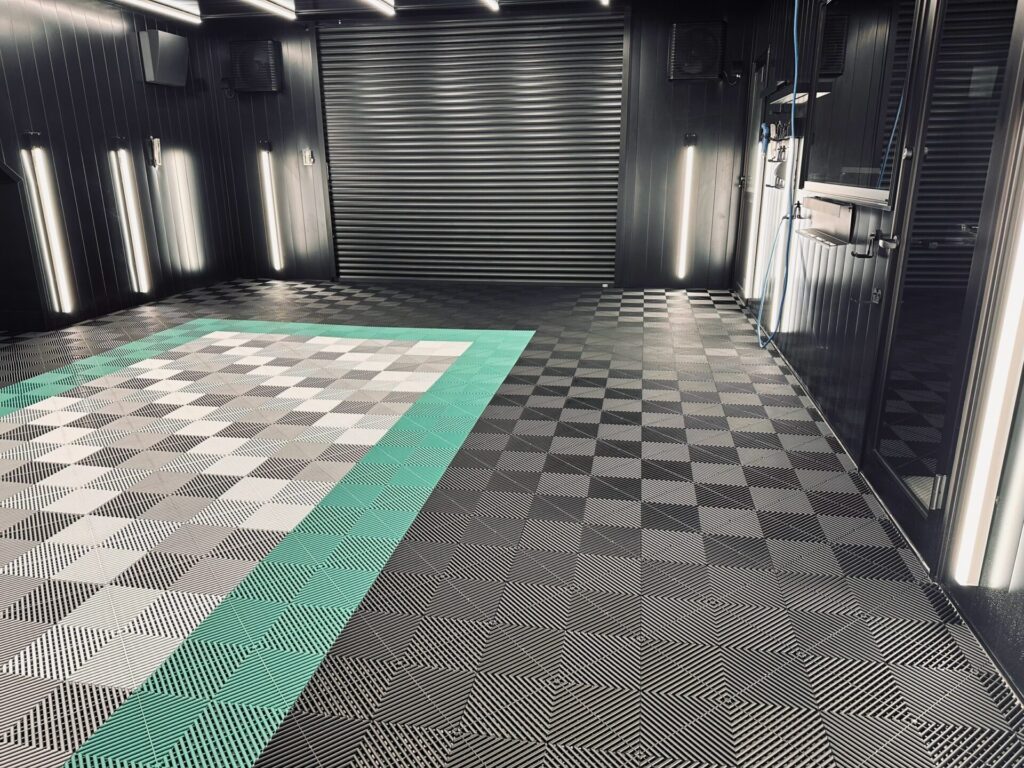 LEDライン照明のガレージ ／ ジェットブラック×ティール×パールシルバー×パールグレー