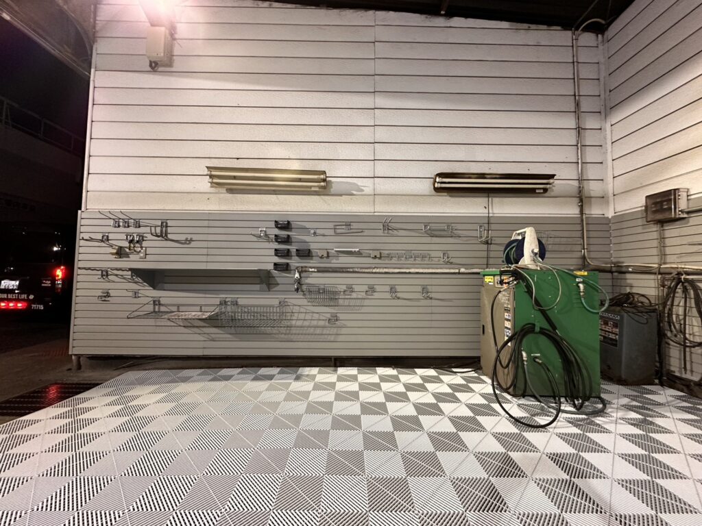 洗車・整備スペース ／ パールシルバー×ウェザードグレー